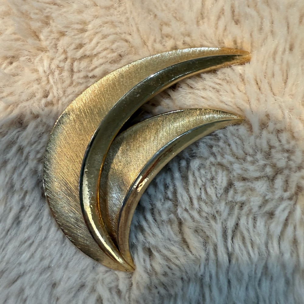 Crown TRIFARI Double Leaf Pin Brooch Brushed Gold 1950s-1960s